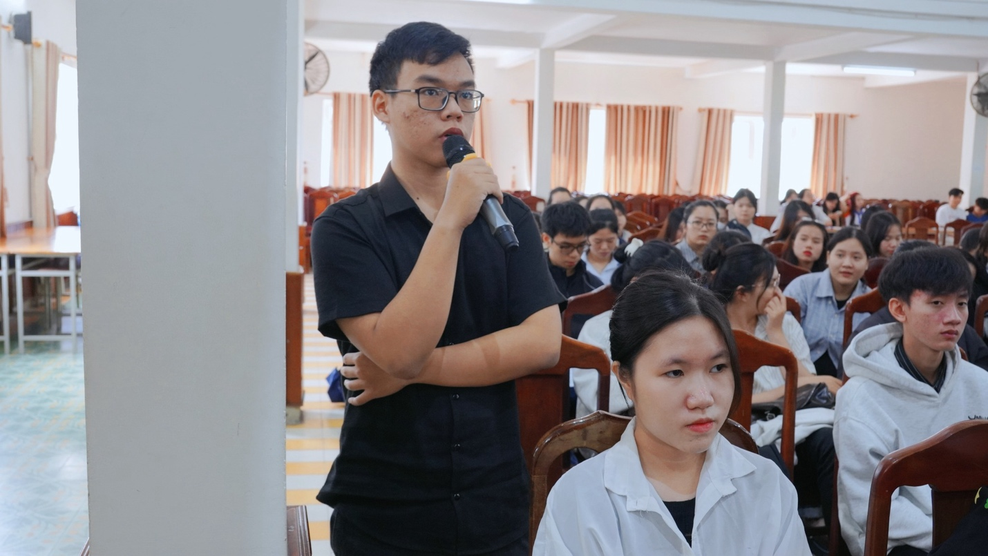 Sinh viên đặt câu hỏi