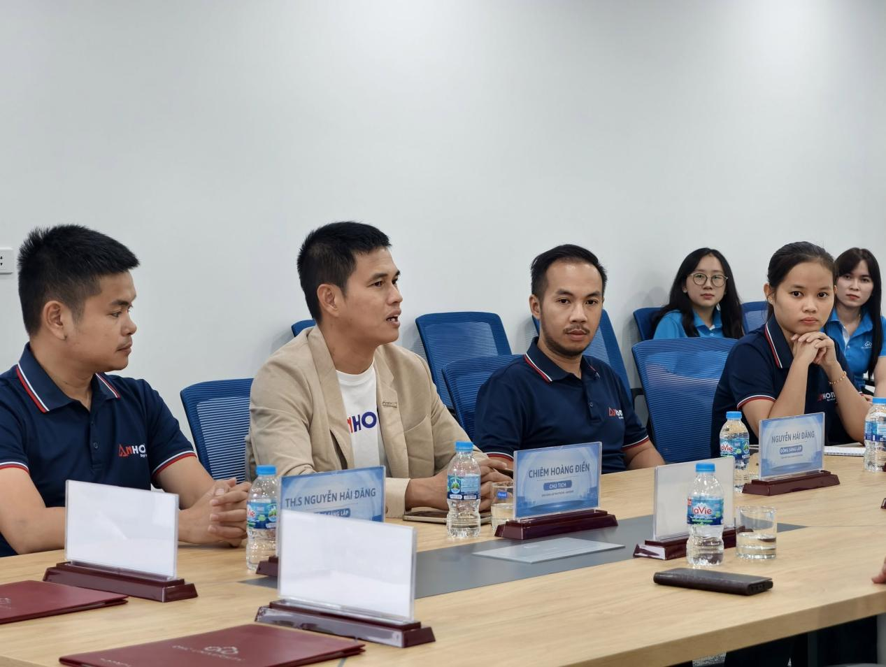 Hai bên trao đổi định hướng phối hợp hỗ trợ sinh viên.