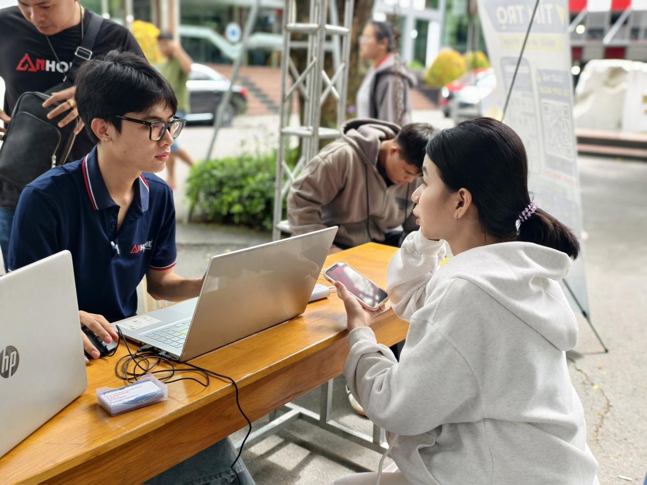 Đội ngũ Anhome tư vấn thông tin phòng trọ cho sinh viên.