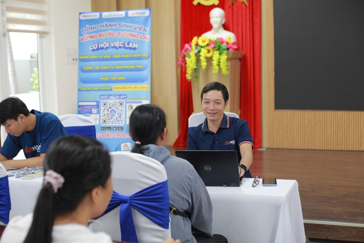 Sinh viên được tư vấn lựa chọn phòng trọ phù hợp.