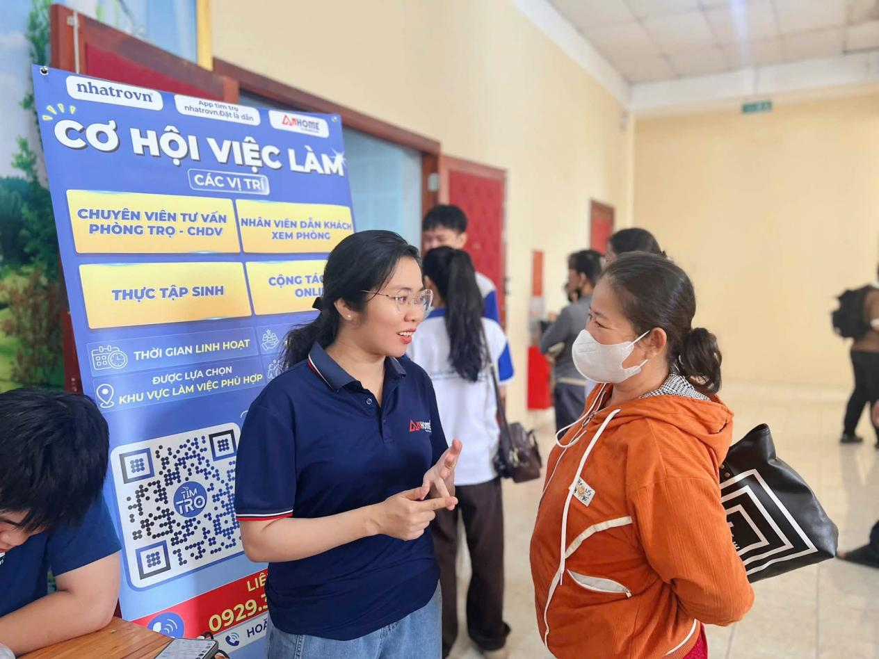 Nhân viên Anhome trao đổi trực tiếp với phụ huynh sinh viên.