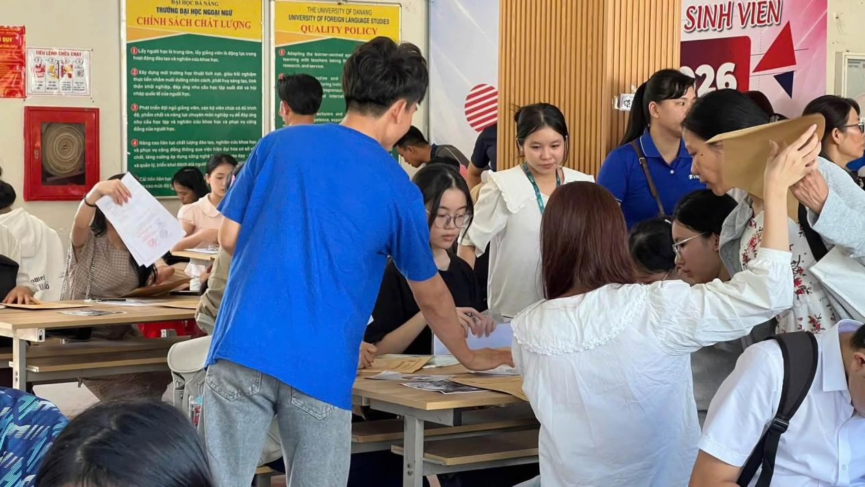 Sinh viên và phụ huynh tìm hiểu thông tin tại khu vực tư vấn trong ngày nhập học.