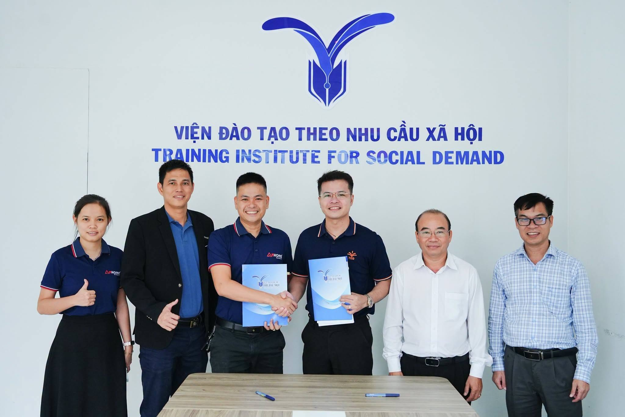 Đại diện hai bên chụp ảnh sau lễ ký kết biên bản ghi nhớ hợp tác.