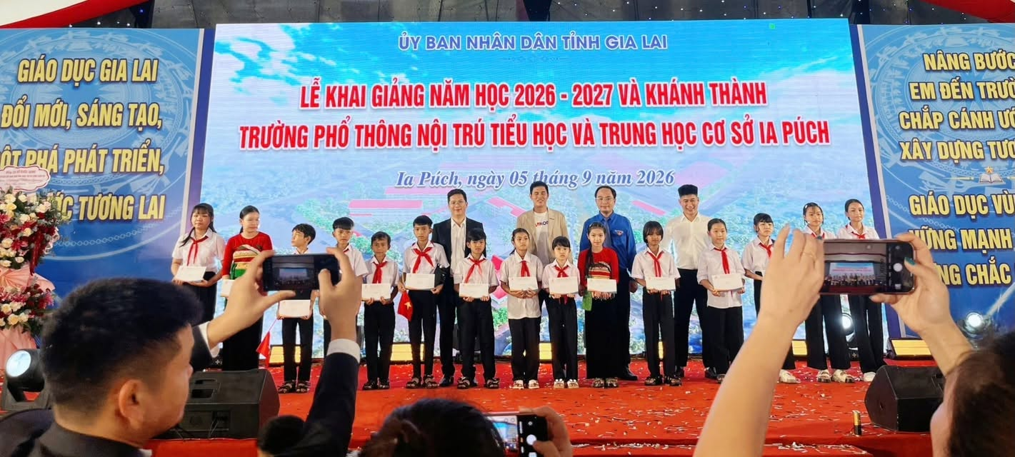 Các em học sinh nhận quà trong ngày khai giảng tại Trường Ia Púch.