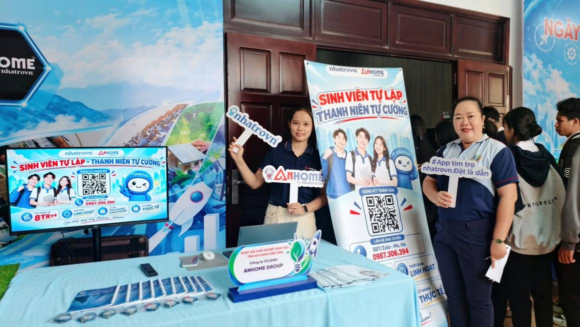 Đội ngũ Nhatrovn – Anhome giới thiệu các chương trình dành cho sinh viên tại gian hàng.