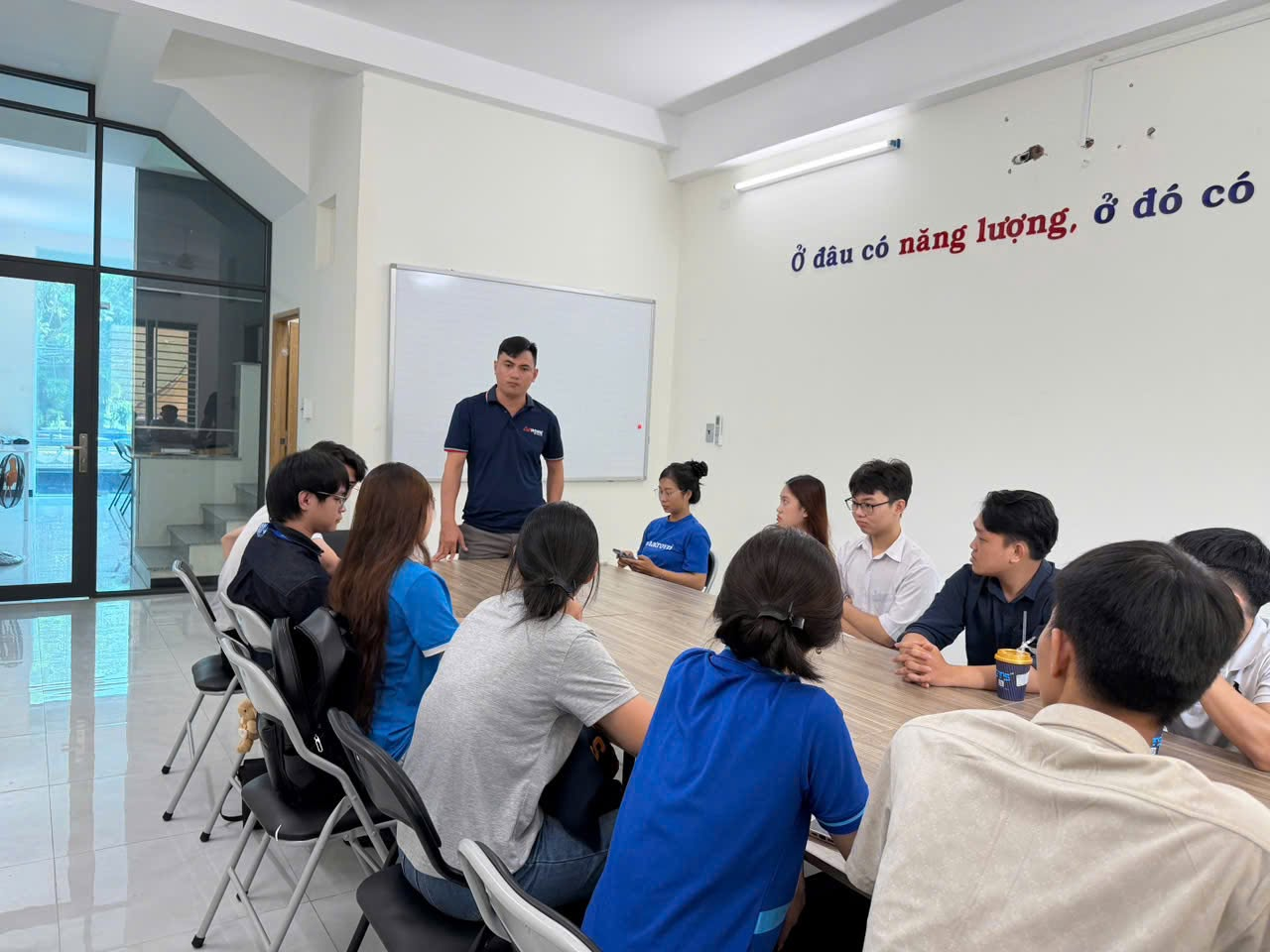 Sinh viên trao đổi cùng anh Trần Chí Linh – Ban Giám đốc Nhatrovn trong chương trình đào tạo thực tế.