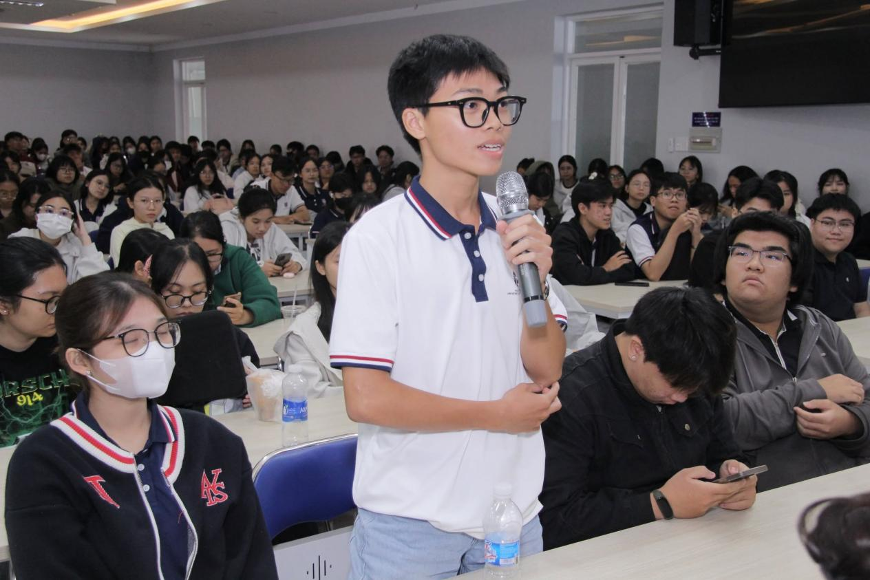 Sinh viên Trường Đại học Ngân hàng TP.HCM đặt câu hỏi trong phần giao lưu.