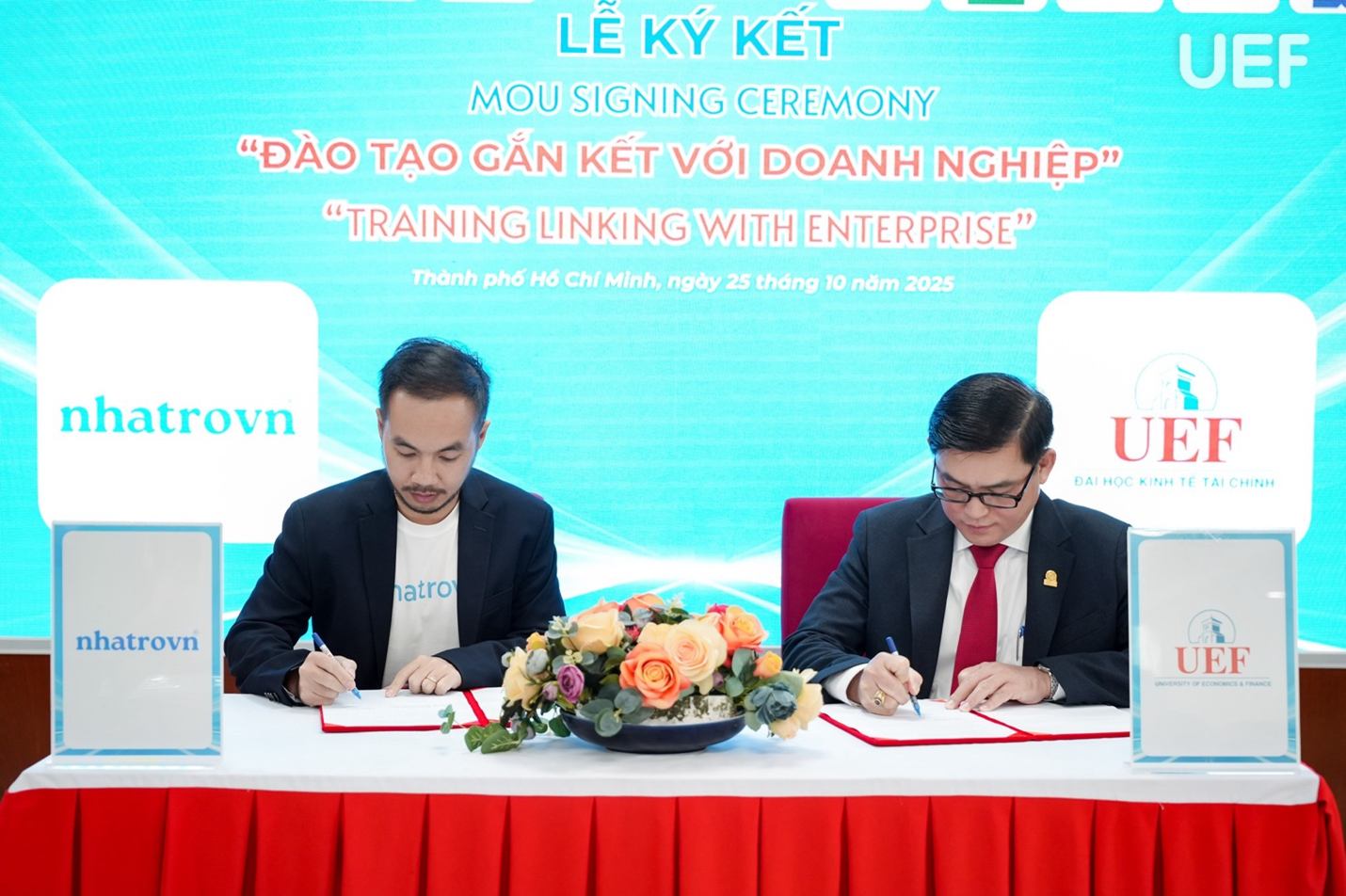 Ban lãnh đạo ký kết