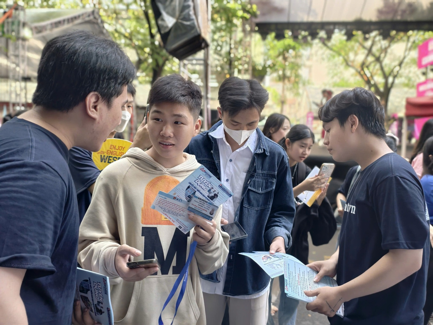 Sinh viên tìm hiểu App