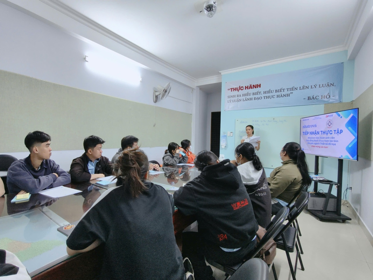 Thực tập sinh lắng nghe