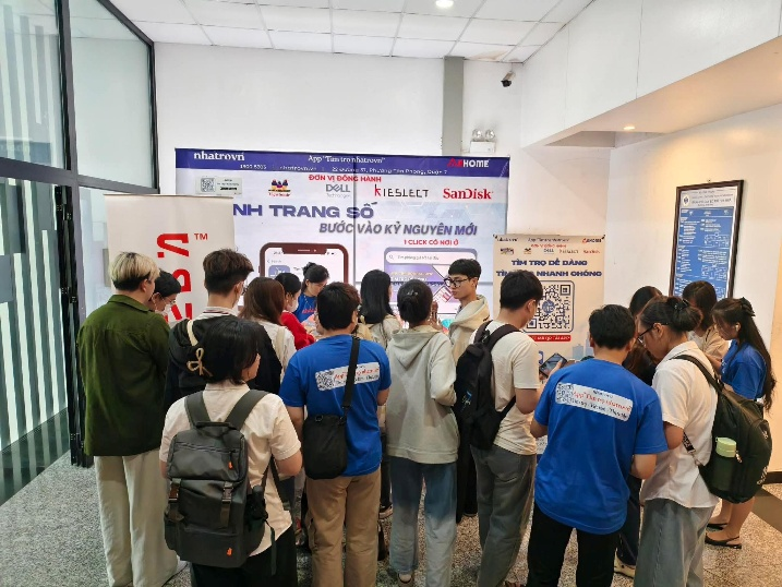 Gian hàng thu hút sinh viên