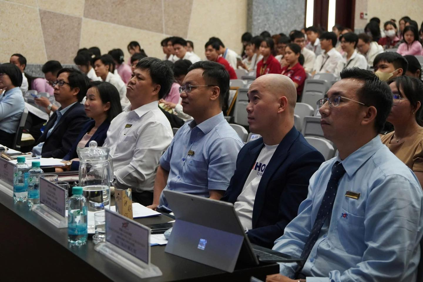 Ban giám khảo theo dõi phần trình bày TDTU Startup