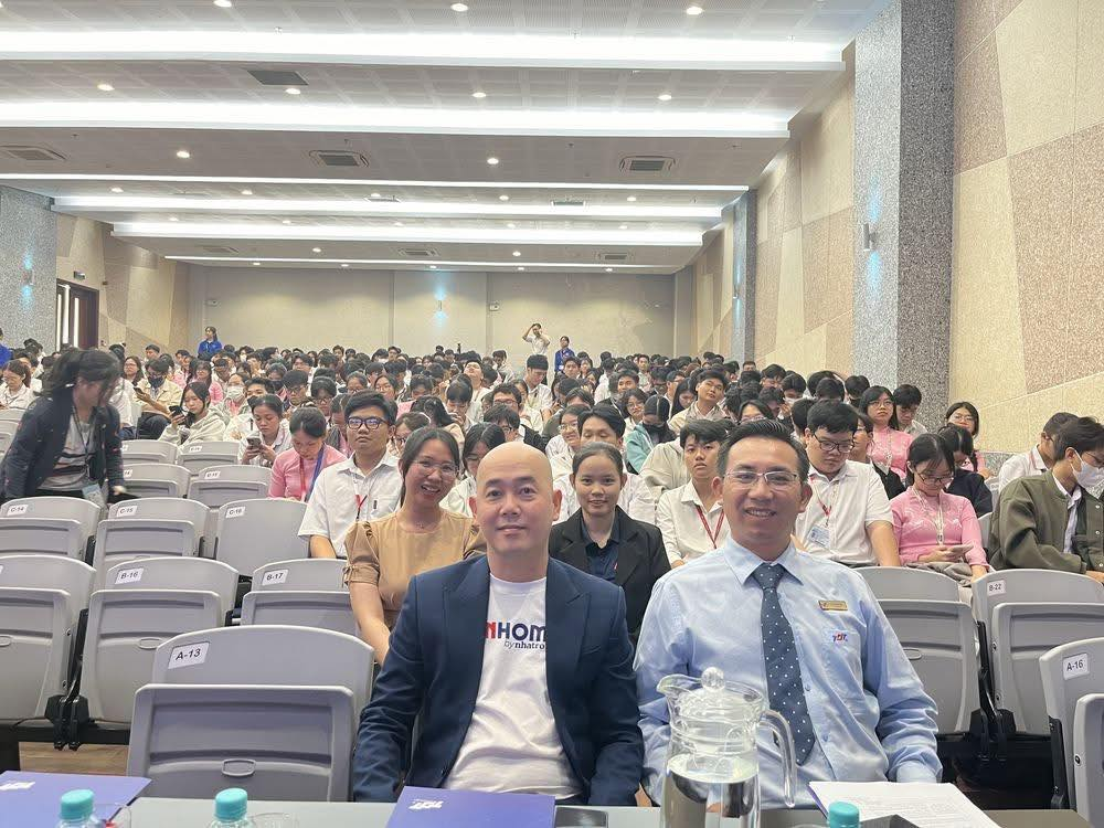 Ban giám khảo góp ý dự án tại TDTU Startup 2025–2026