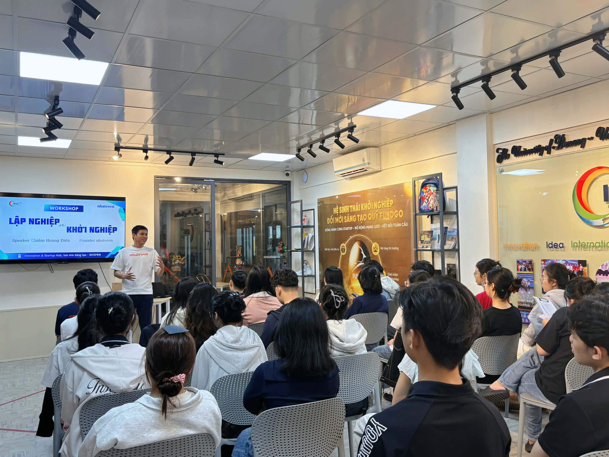 Sinh viên tham dự Workshop tại UED