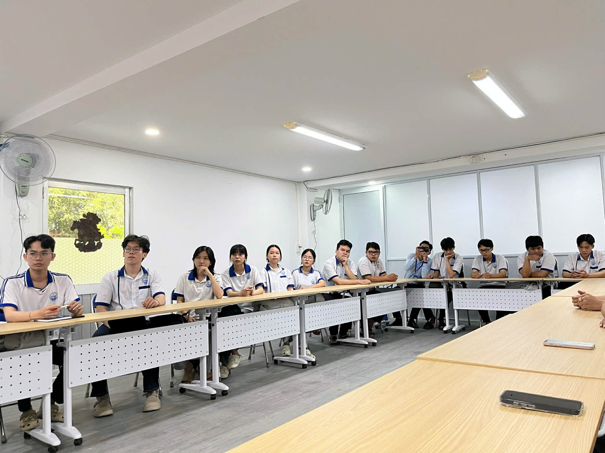 Chia sẻ ý tưởng khởi nghiệp với sinh viên CTUT