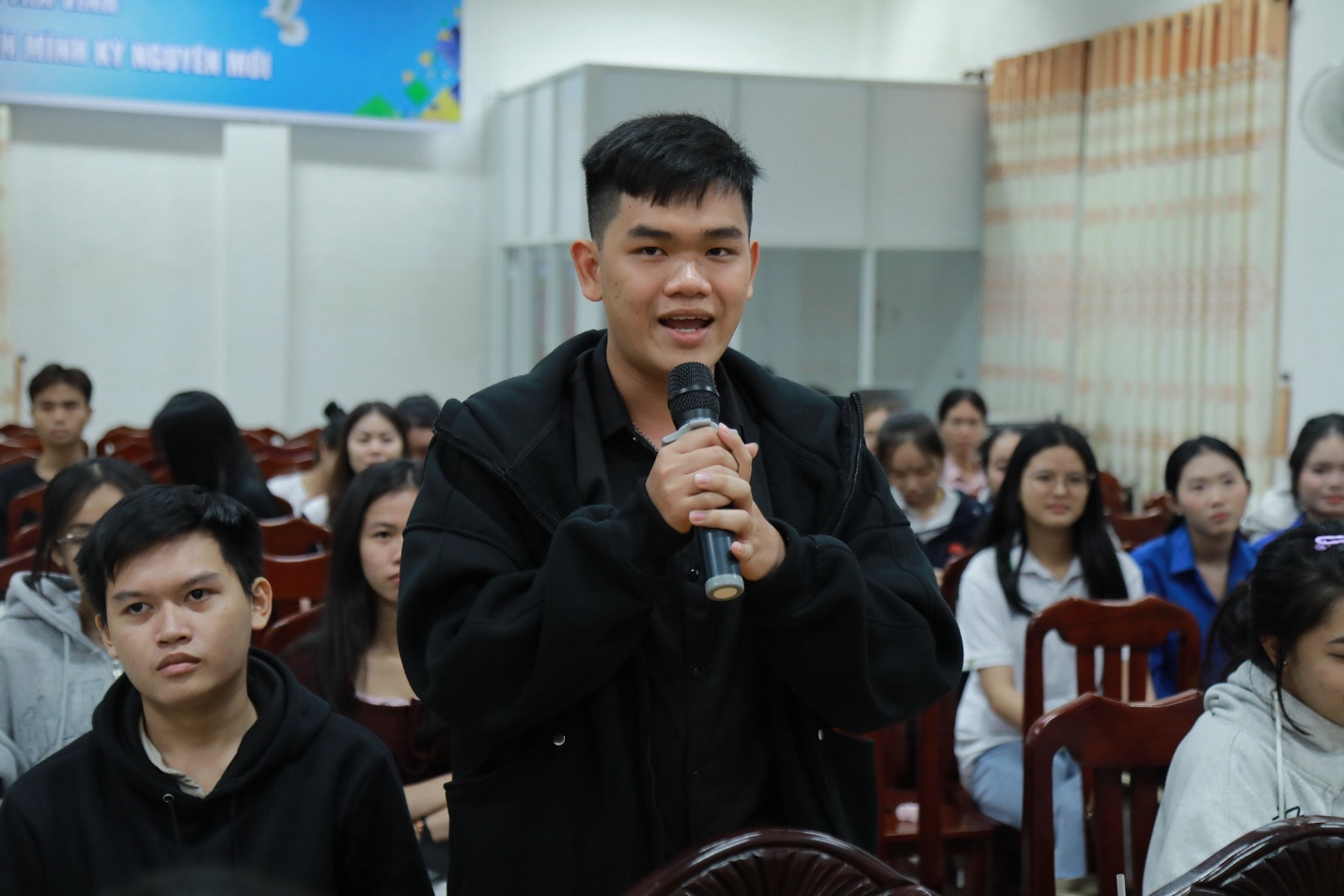 Nhiều câu hỏi thực tiễn được sinh viên đặt ra trực tiếp tại chương trình.