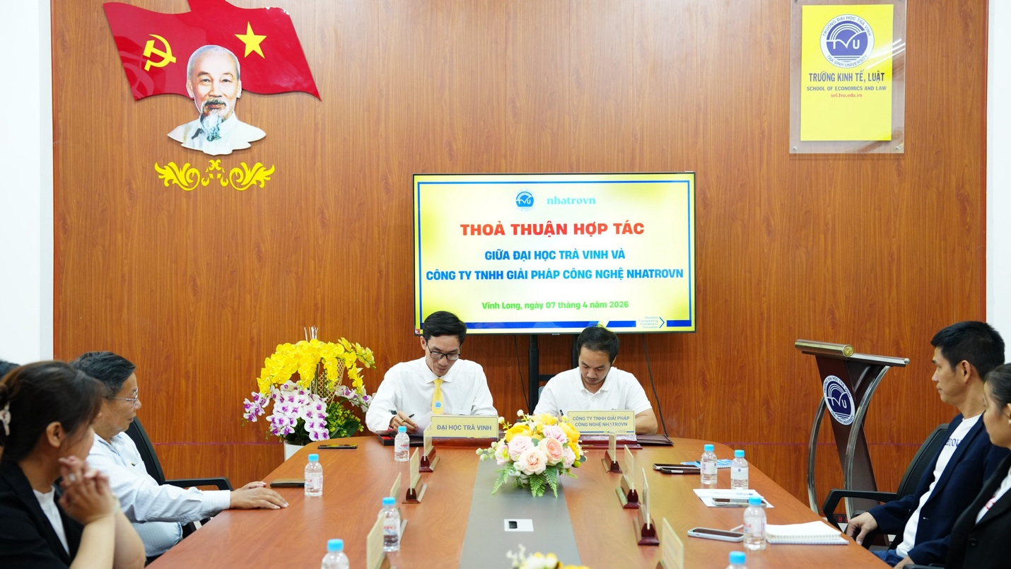 Hai bên trao đổi định hướng phát triển hoạt động thực tập và trải nghiệm doanh nghiệp cho sinh viên.