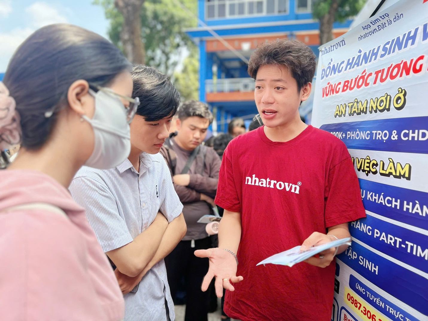 Sinh viên trải nghiệm App Tìm trọ nhatrovn và tìm hiểu cơ hội việc làm ngay tại sự kiện.