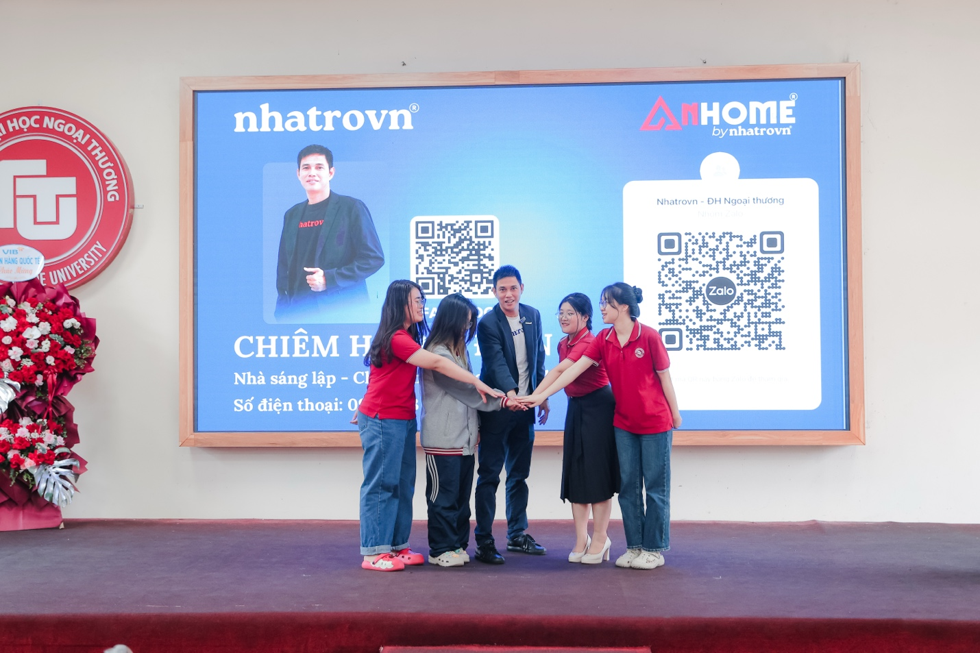 Sinh viên chủ động kết nối, trao đổi và mở rộng cơ hội nghề nghiệp tại không gian tương tác của Nhatrovn – Anhome trong khuôn khổ FQC Internship Day 2026.