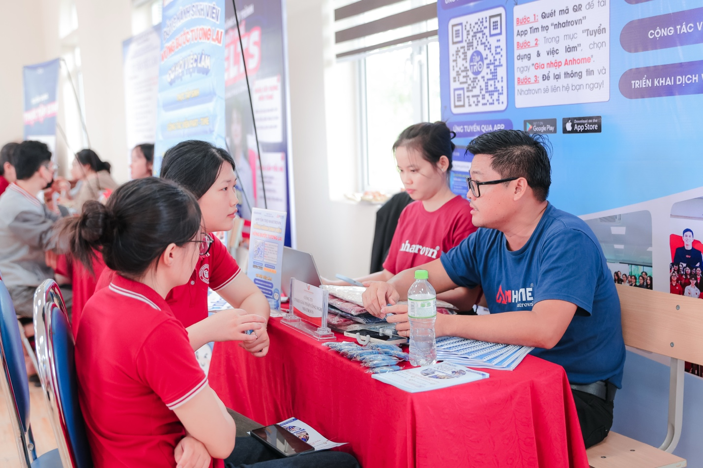 Đông đảo sinh viên tìm hiểu cơ hội thực tập, việc làm và trải nghiệm hệ sinh thái số của Nhatrovn – Anhome tại không gian kết nối doanh nghiệp.