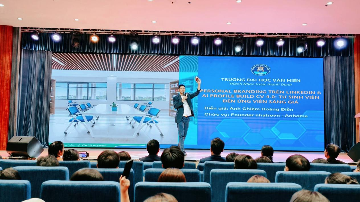 Anh Chiêm Hoàng Điền chia sẻ kinh nghiệm xây dựng thương hiệu cá nhân, ứng dụng AI và LinkedIn để nâng cao lợi thế cạnh tranh cho sinh viên.