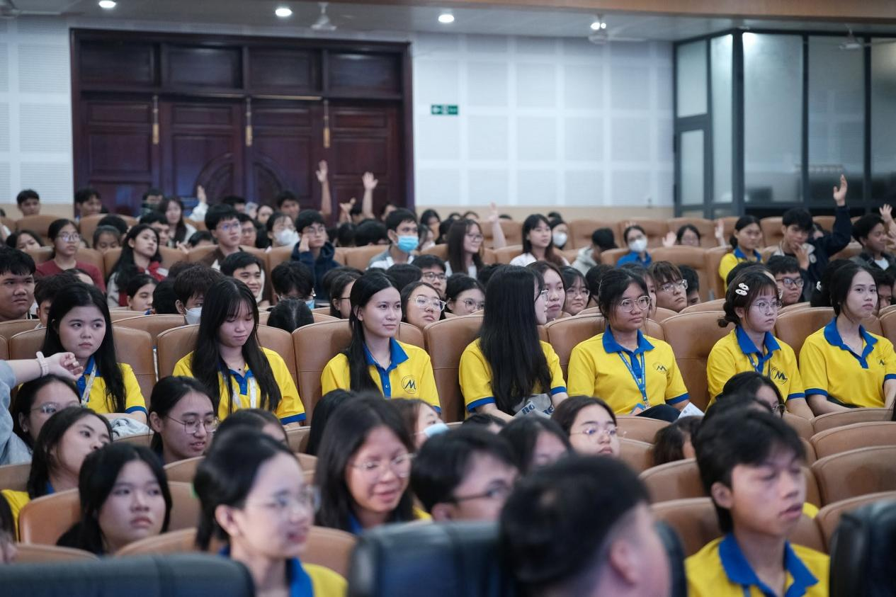 Tọa đàm 'AI Thực chiến' thu hút đông đảo bạn trẻ quan tâm đến công nghệ và đổi mới sáng tạo.