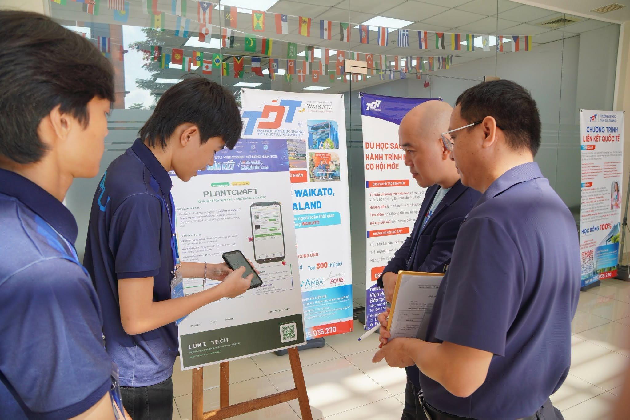 Anh Trương Hoàng Huy tham gia đánh giá và góp ý chuyên môn cho các dự án tại cuộc thi.