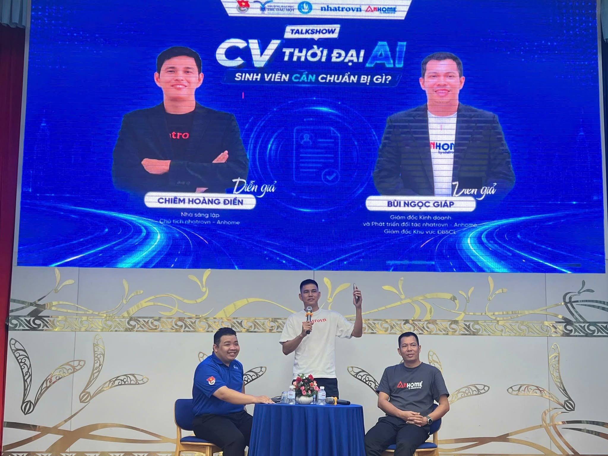 Diễn giả chia sẻ những góc nhìn thực tiễn về CV, tuyển dụng và kỹ năng trong thời đại AI.