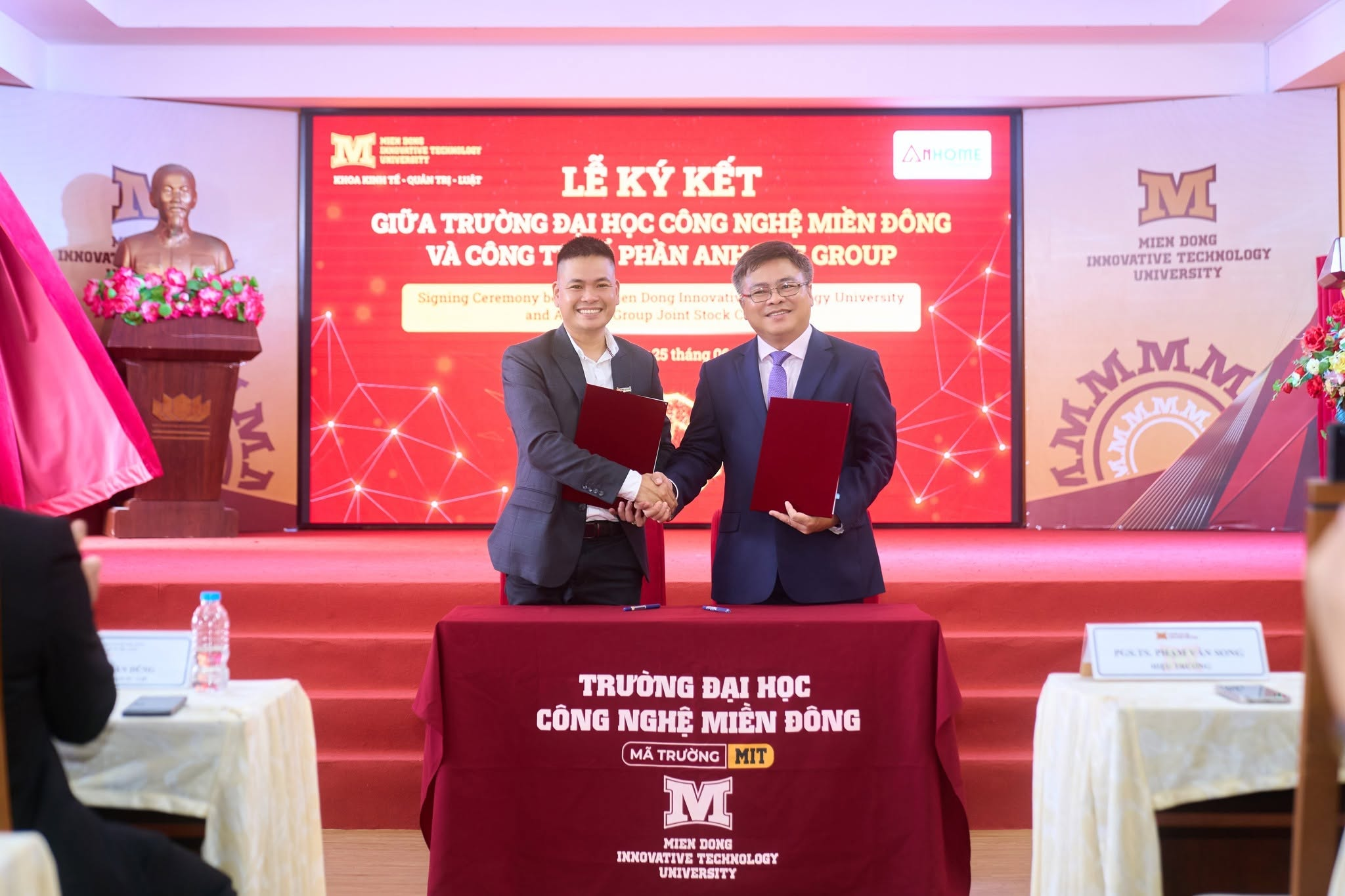 Đại diện hai đơn vị chụp ảnh lưu niệm sau khi ký kết hợp tác.