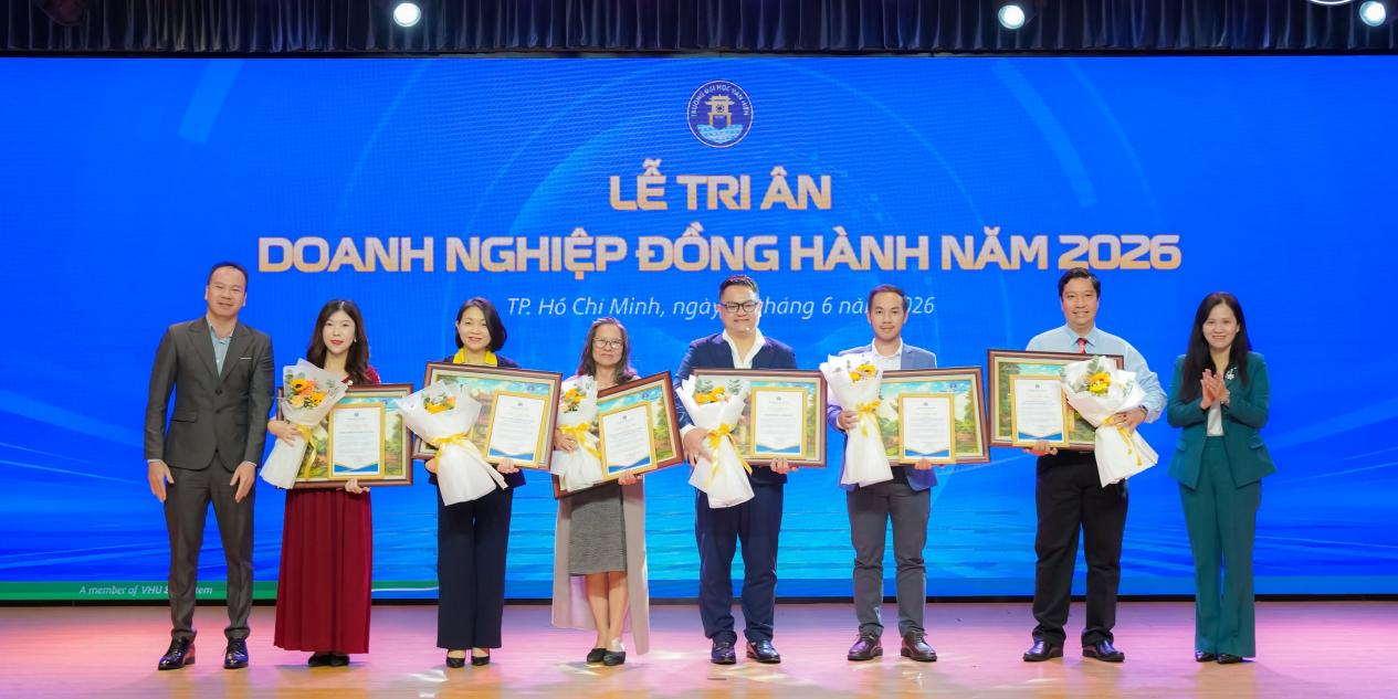 Đại diện Nhatrovn – Anhome nhận Thư cảm ơn từ Trường Đại học Văn Hiến vì những đóng góp trong hoạt động đồng hành cùng sinh viên và nhà trường.