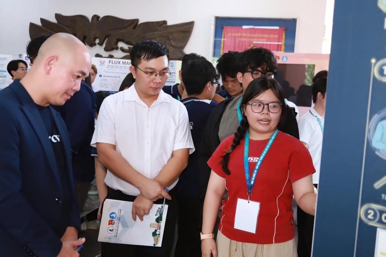 Các đội thi chia sẻ ý tưởng và giải pháp sáng tạo.